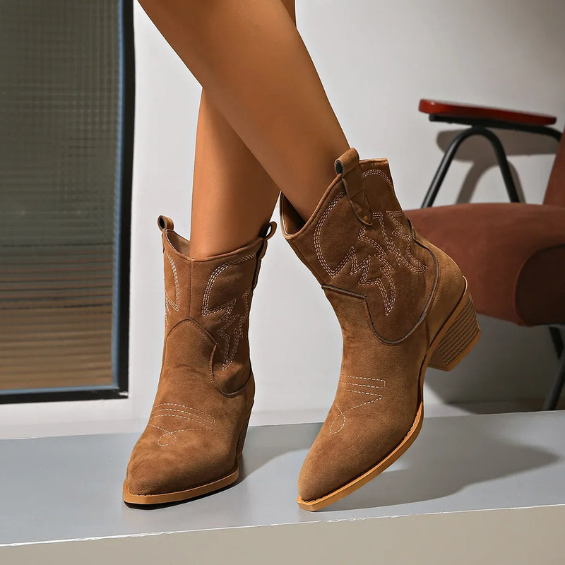 Bota Feminina Marrom com um pequeno Salto Grosso