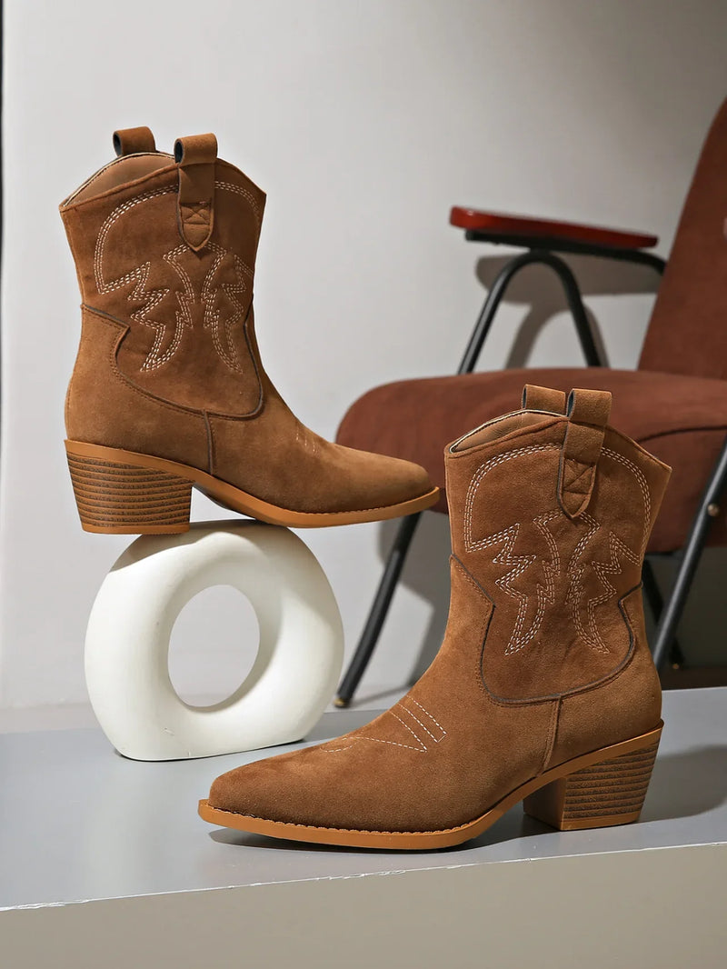 Bota Feminina Marrom com um pequeno Salto Grosso